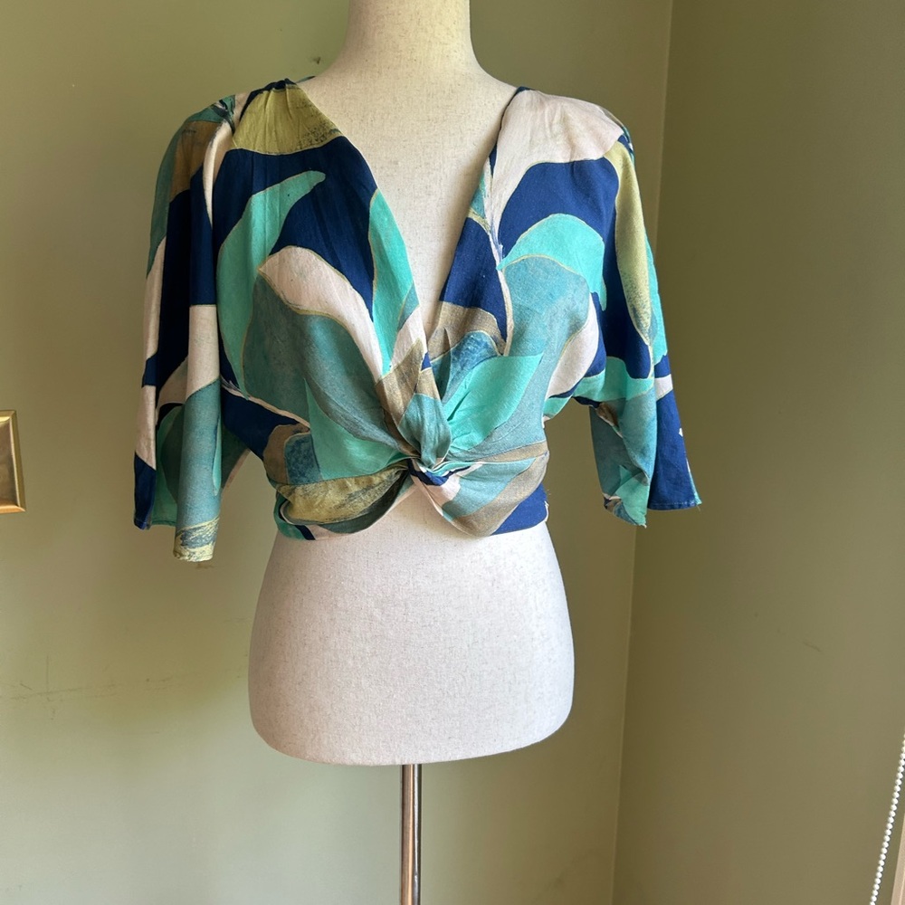 Zara bolero top with front knot. Side zipper. Kimono sleeve. Blues and greens S